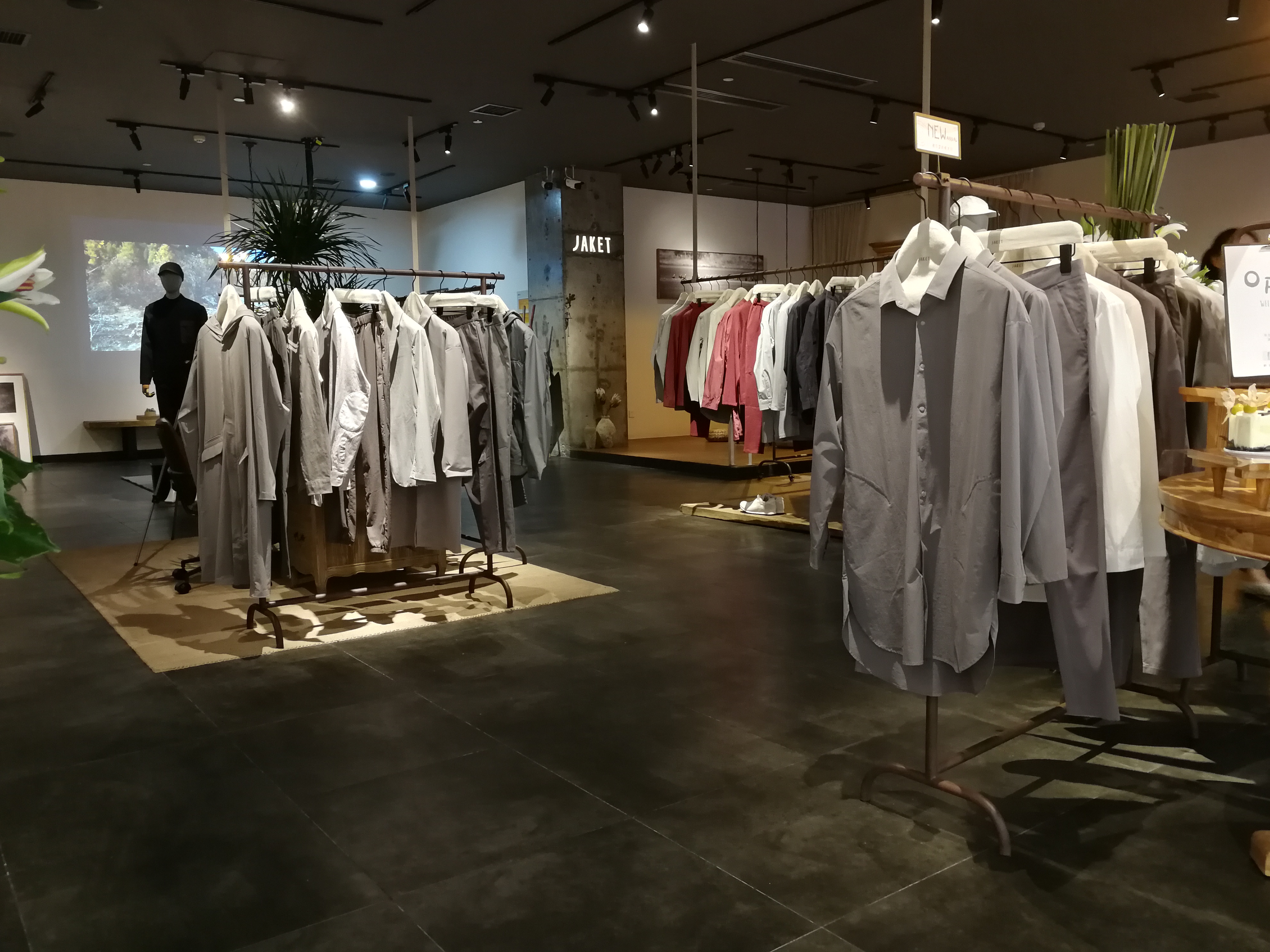 宜兴分店:宜兴新苏南商厦男装店