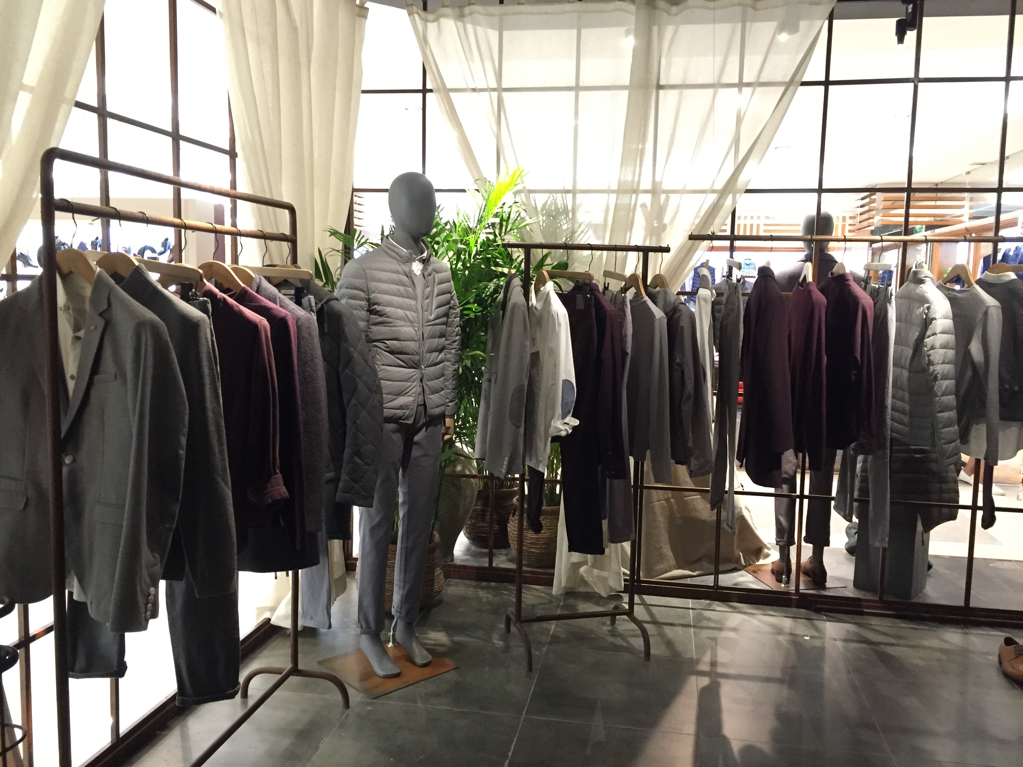 郑州分店:郑州丹尼斯花园店男装店