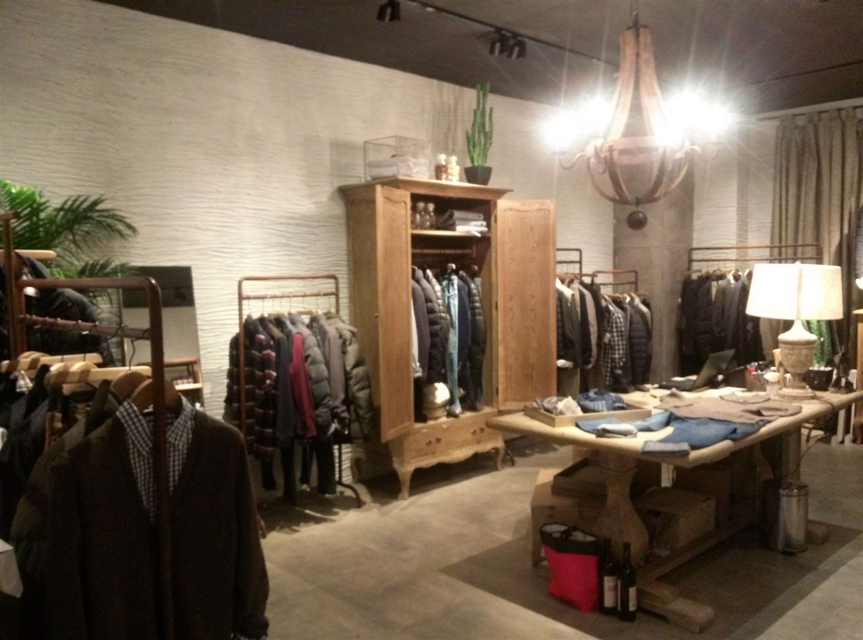 长沙分店:长沙雨花区友阿百货男装店